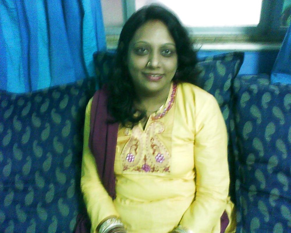 25P Hot Mumbai  MILF  Doctor Poonam!