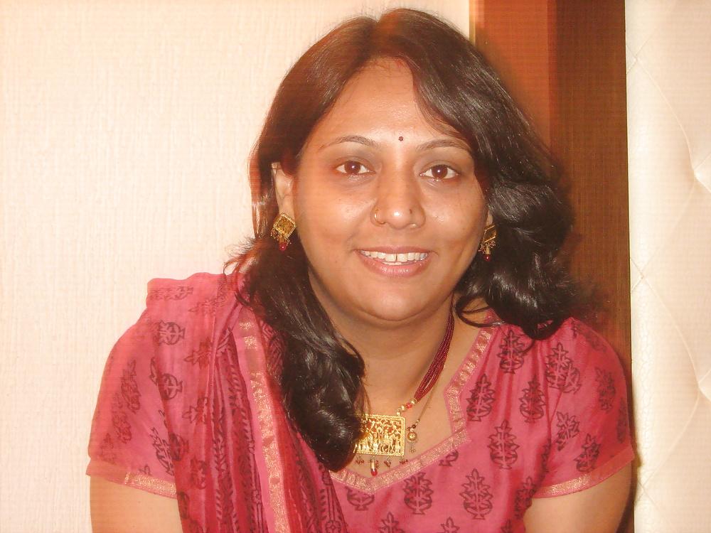25P Hot Mumbai  MILF  Doctor Poonam!