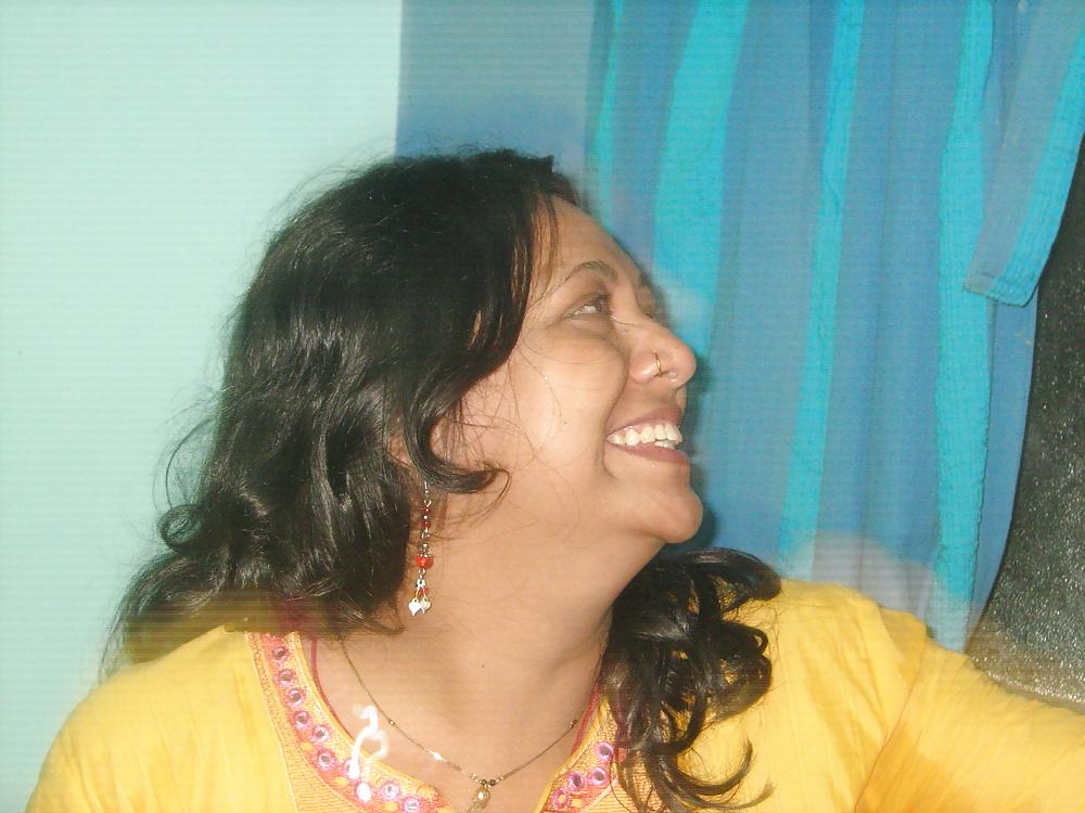 25P Hot Mumbai  MILF  Doctor Poonam!
