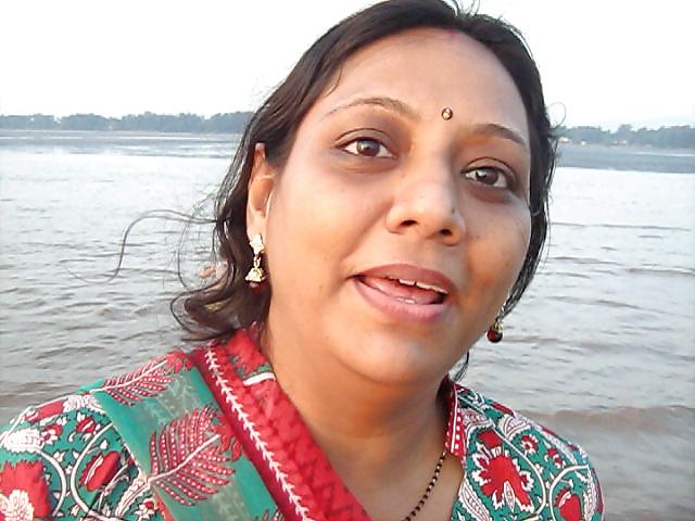25P Hot Mumbai  MILF  Doctor Poonam!