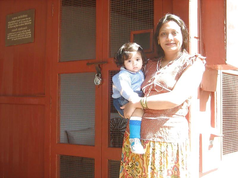 25P Hot Mumbai  MILF  Doctor Poonam!