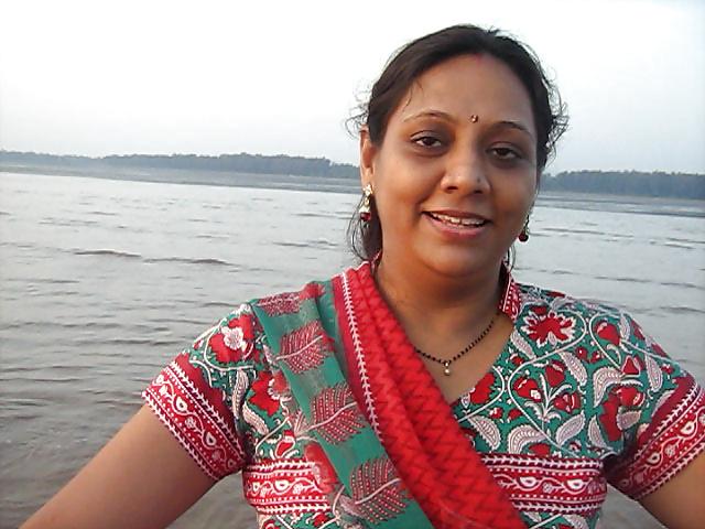 25P Hot Mumbai  MILF  Doctor Poonam!
