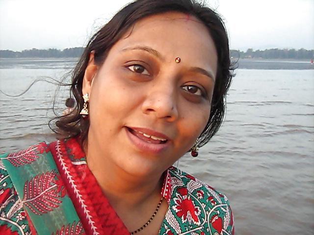 25P Hot Mumbai  MILF  Doctor Poonam!