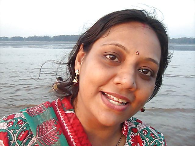 25P Hot Mumbai  MILF  Doctor Poonam!