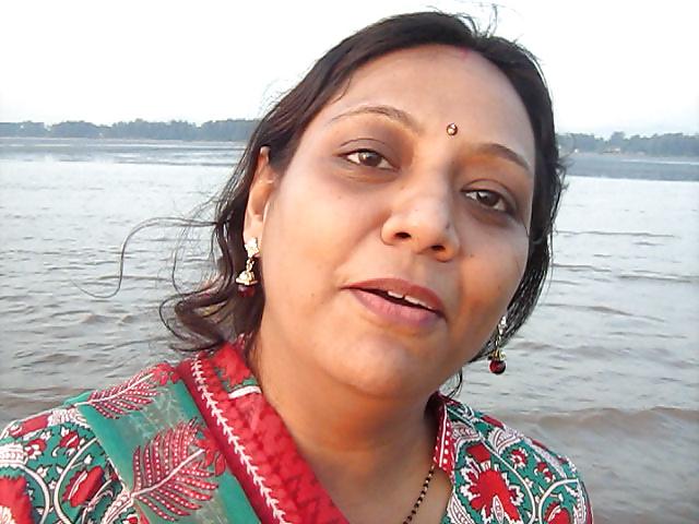 25P Hot Mumbai  MILF  Doctor Poonam!
