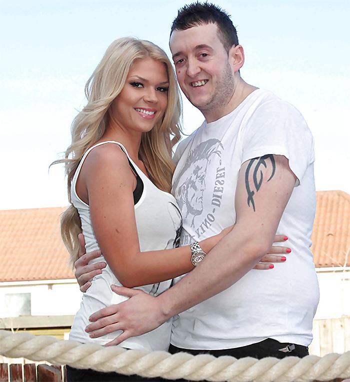 25P Hässlicher Mann mit schöner Frau