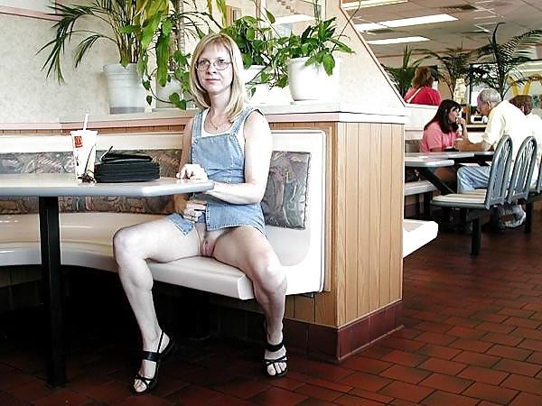 17P Ladies flashing pussies in restaurants