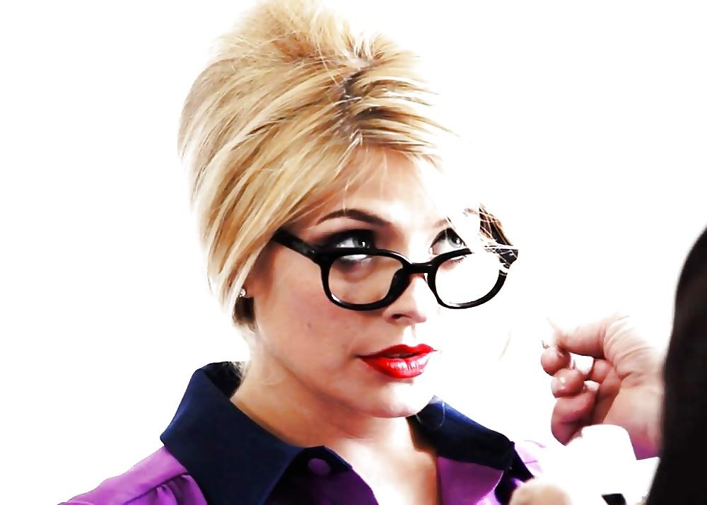 5P Holly Willoughby Sexy Secretary Shoot