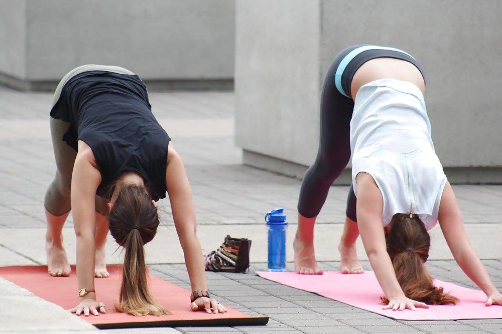 22P Haciendo yoga + Bonus Extra