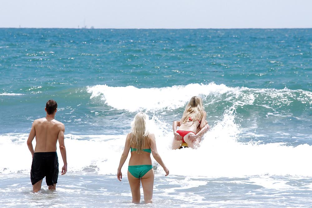 10P Very embarrasing moment at the beach