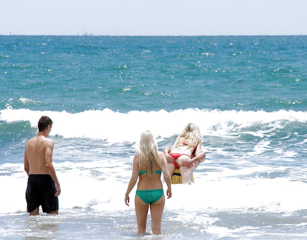 10P Very embarrasing moment at the beach