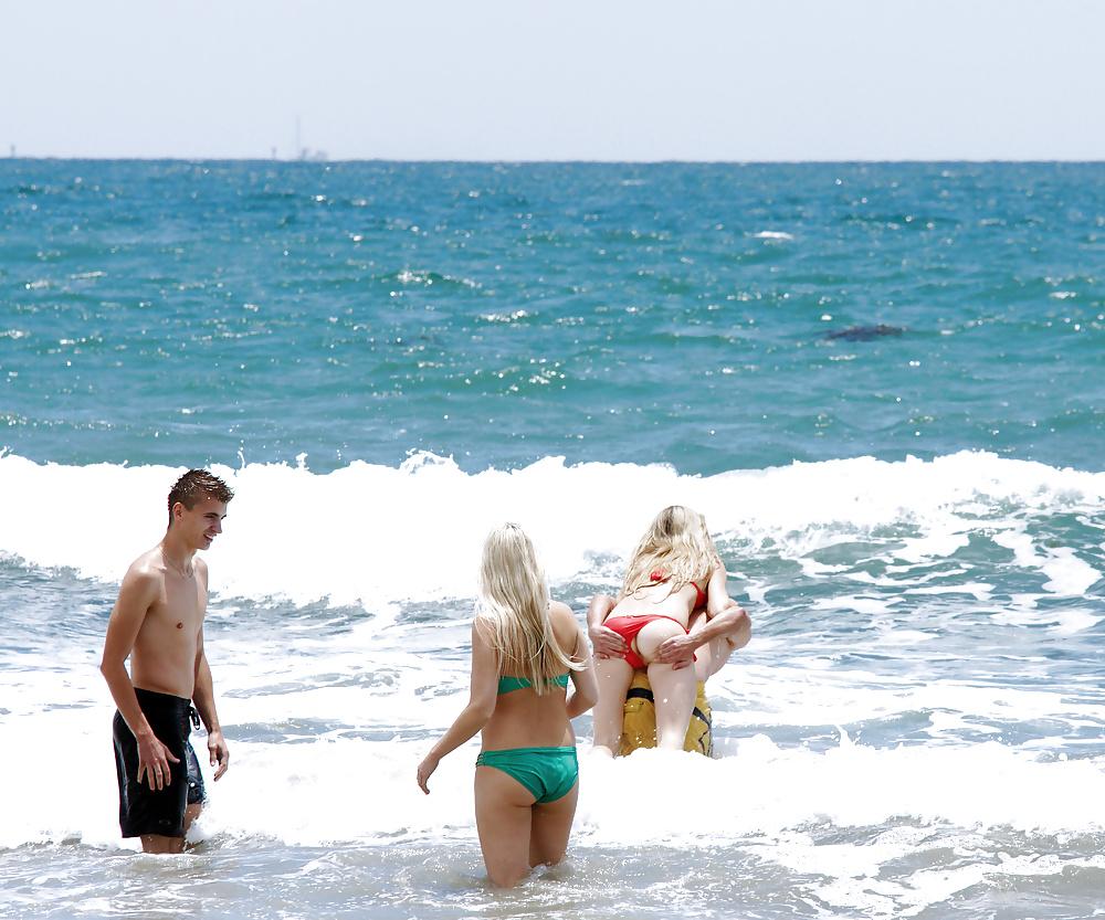 10P Very embarrasing moment at the beach