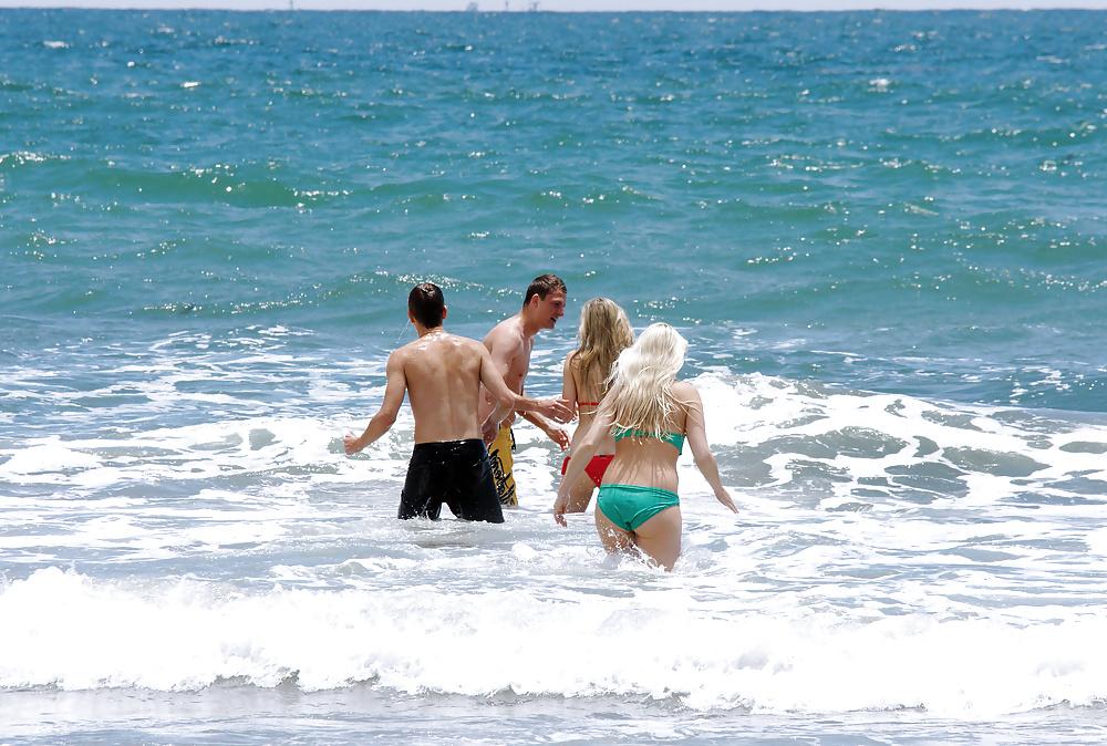 10P Very embarrasing moment at the beach