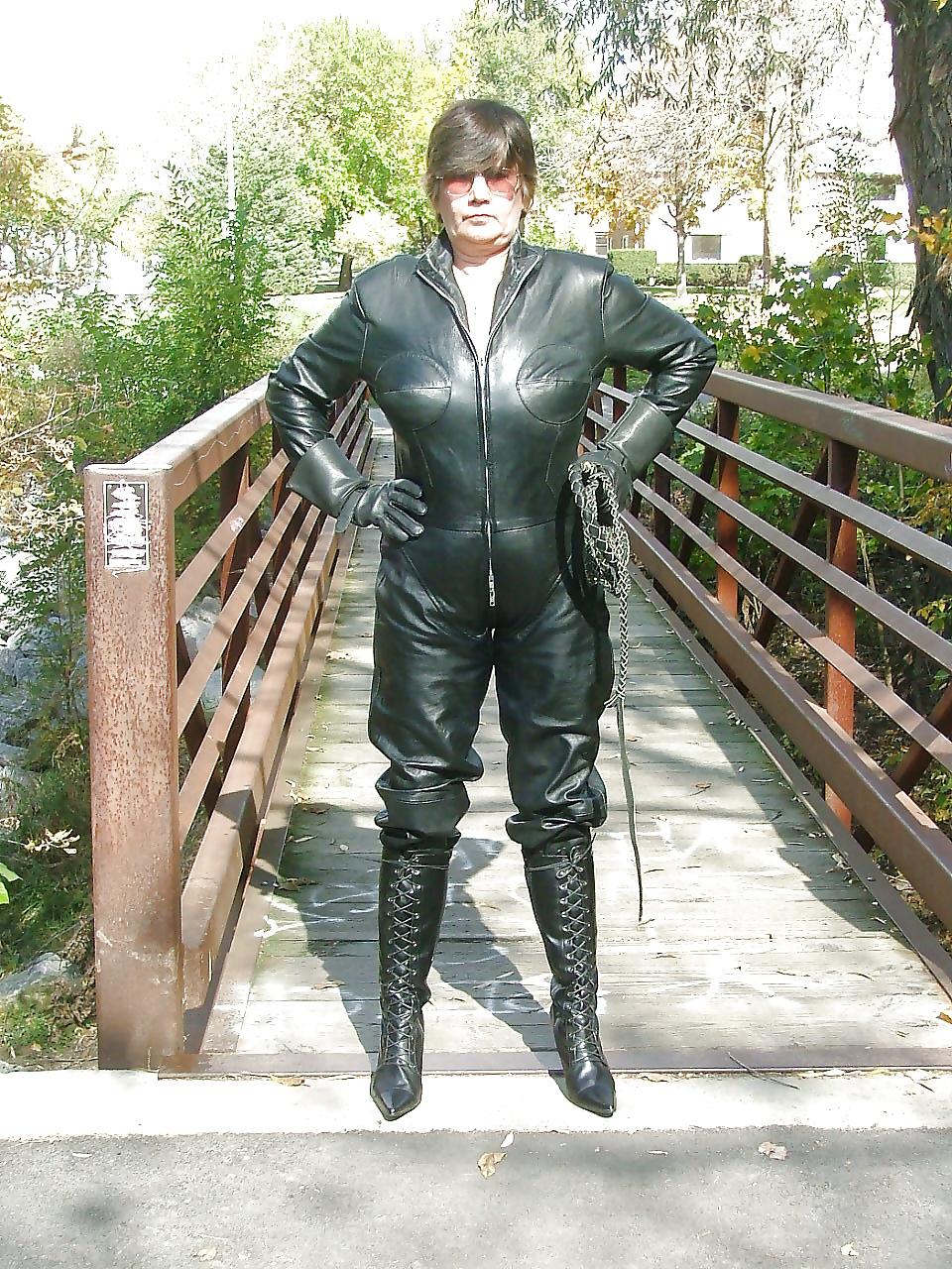 8P MOMS IN LEATHER OUTFITH UPLOAD HELLE