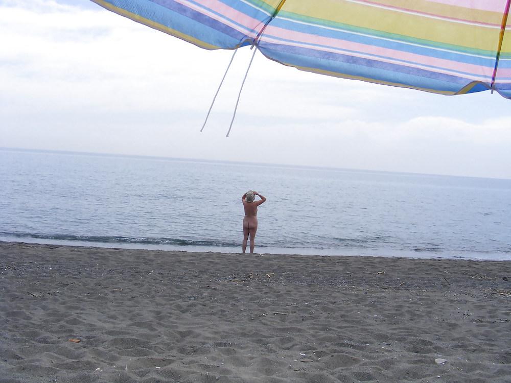 8P Dogging on the beach