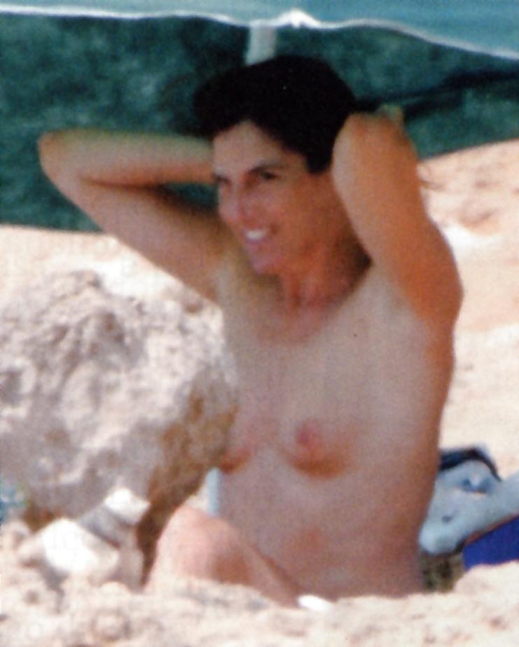 8P Sveva Sagramola (italian journalist) naked on the beach 
