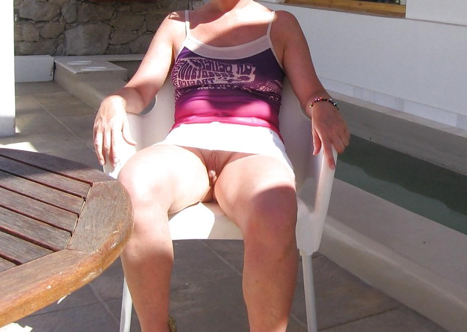 25P Mature Upskirt