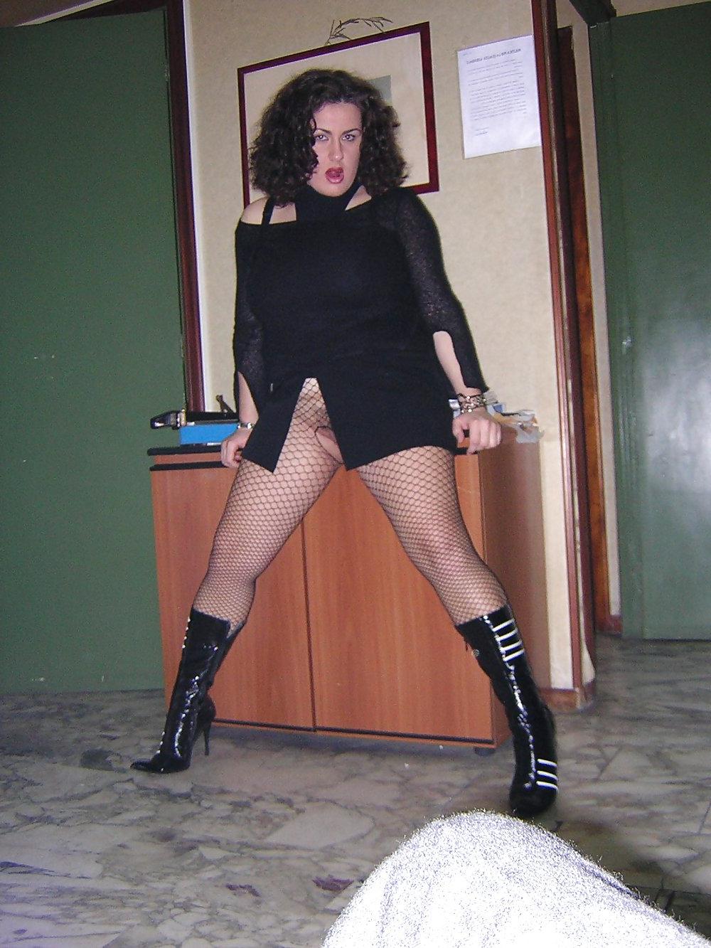 25P Busty Italian MILF