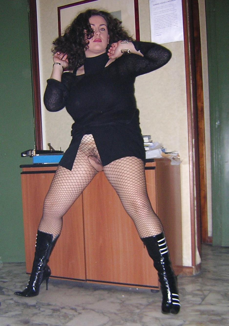 25P Busty Italian MILF