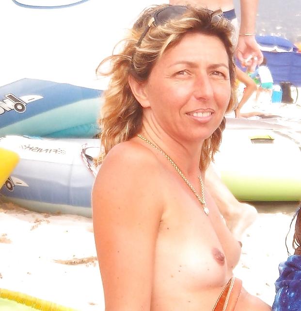 19P Naked beach 123.
