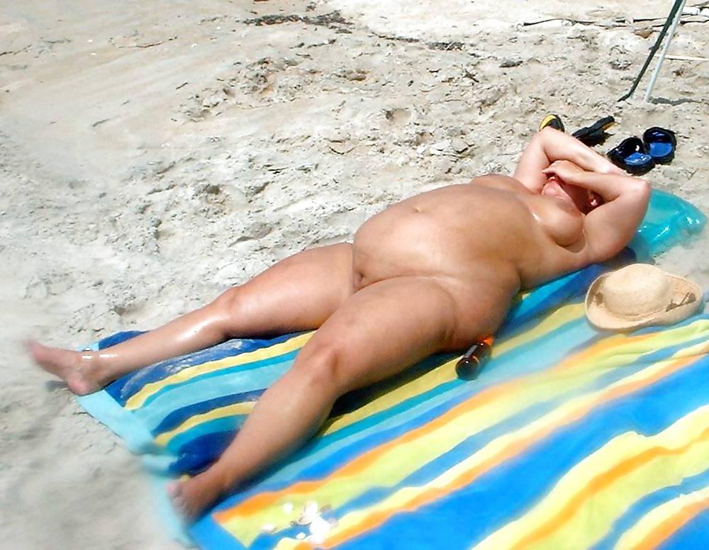 8P Mature beach boobs...