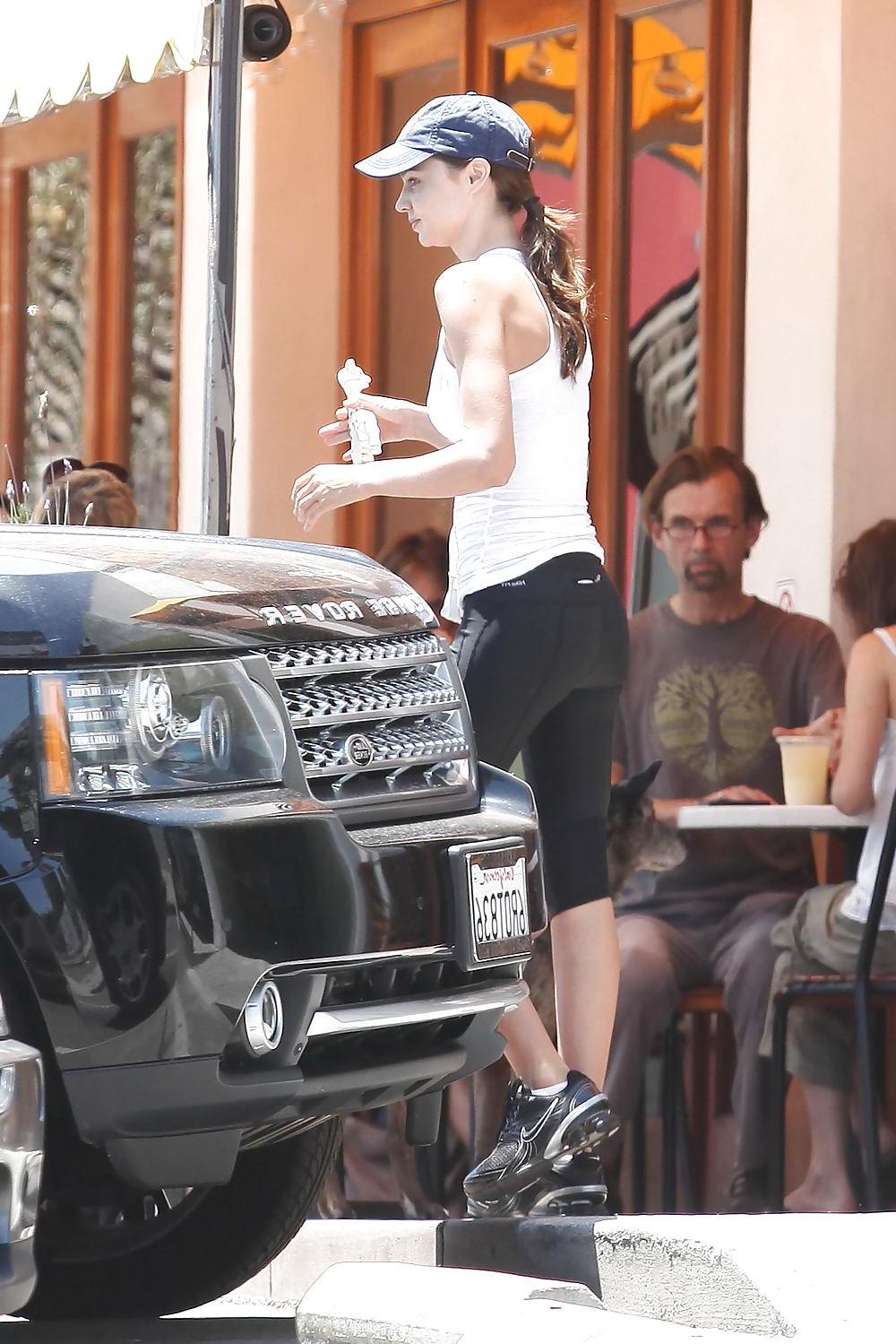 24P Miranda Kerr in tights leaving a gym in Hollywood