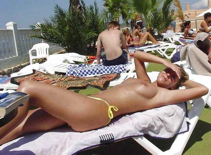 25P Topless beach babes