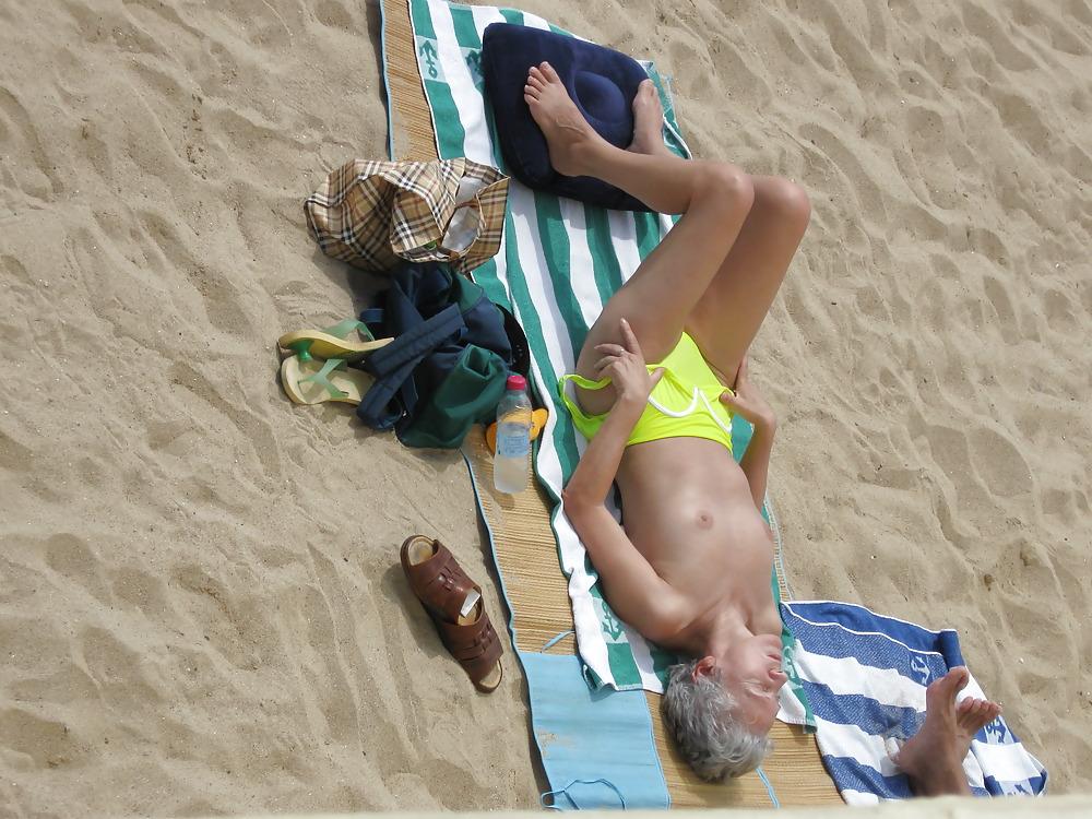 23P Beach babes