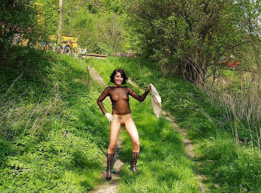 10P Brunette flashing in the road