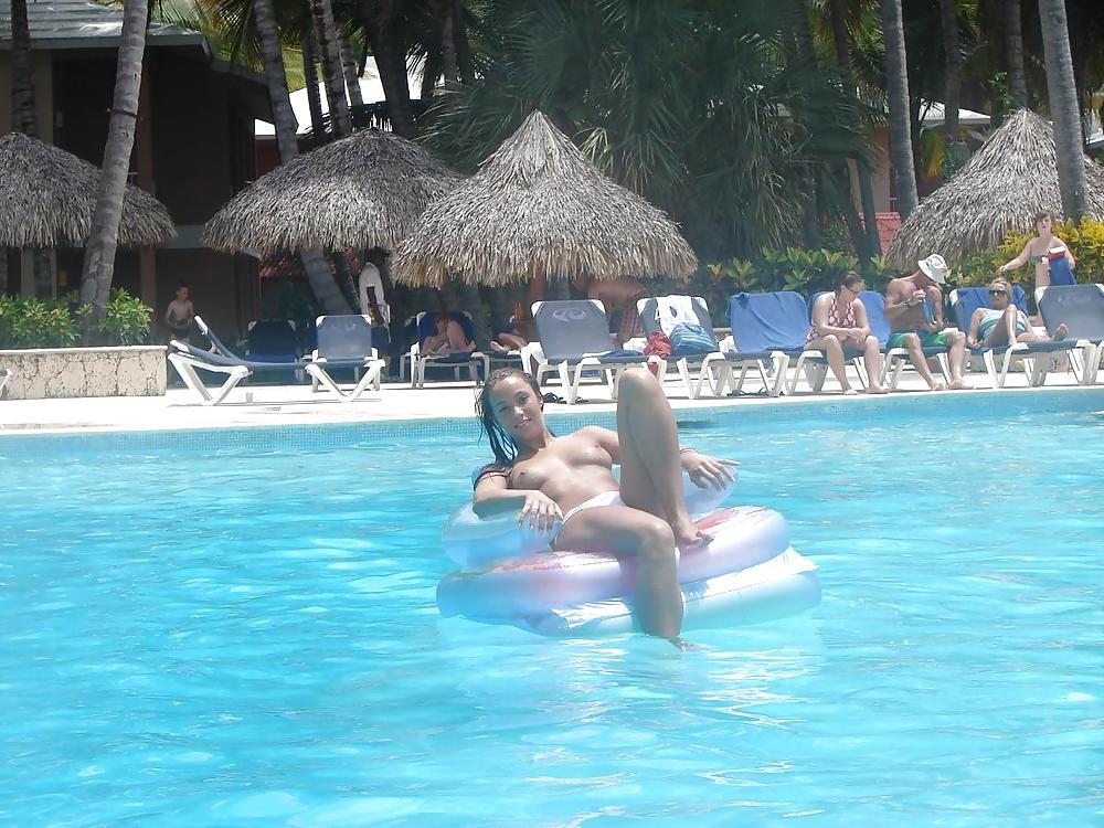 25P Private:  Girlfriend's Topless Vacation