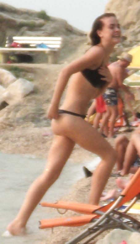 16P Hot Fit Babe am Strand - Schöner Arsch