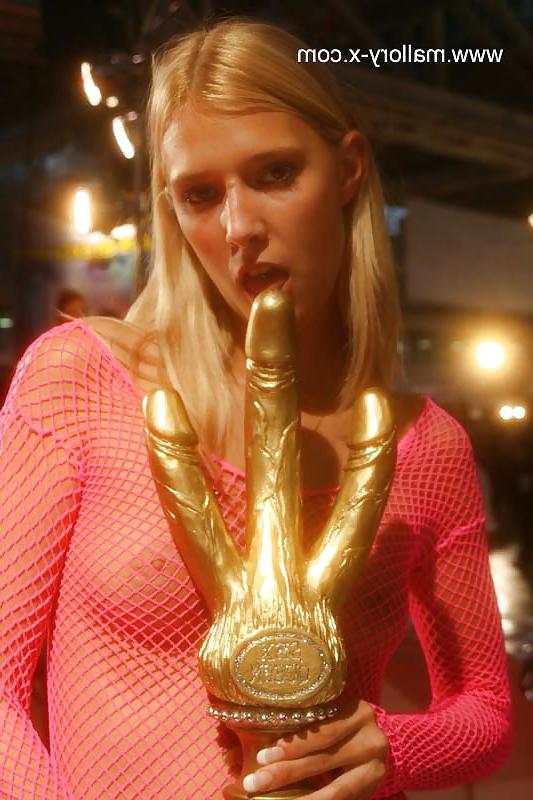 9P Mallory Moore flashing a Cannes