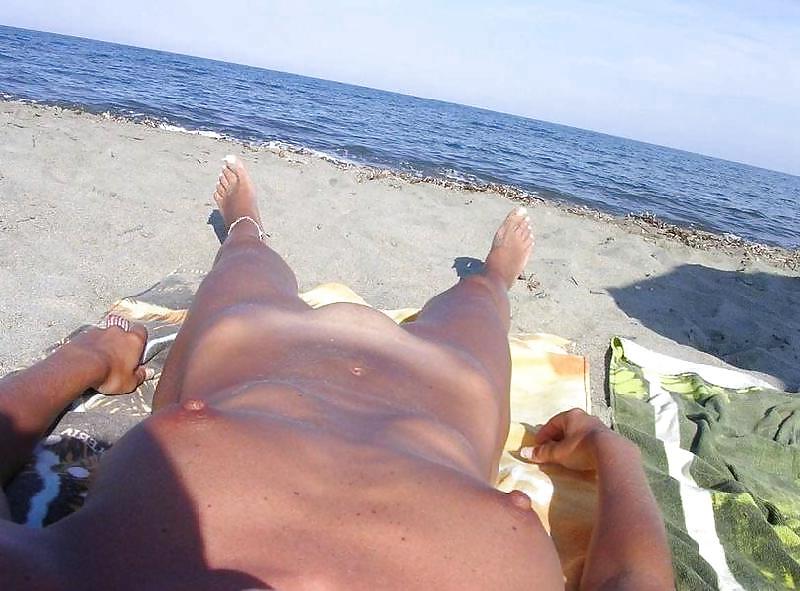 8P Flashing  on the beach by Sail