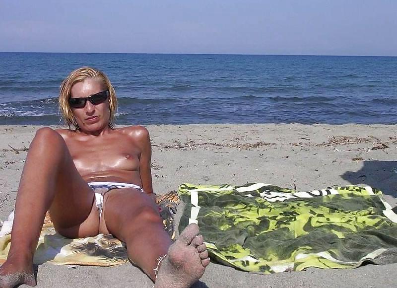 8P Flashing  on the beach by Sail