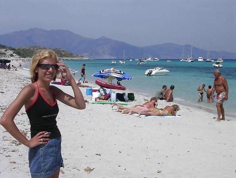 8P Flashing  on the beach by Sail