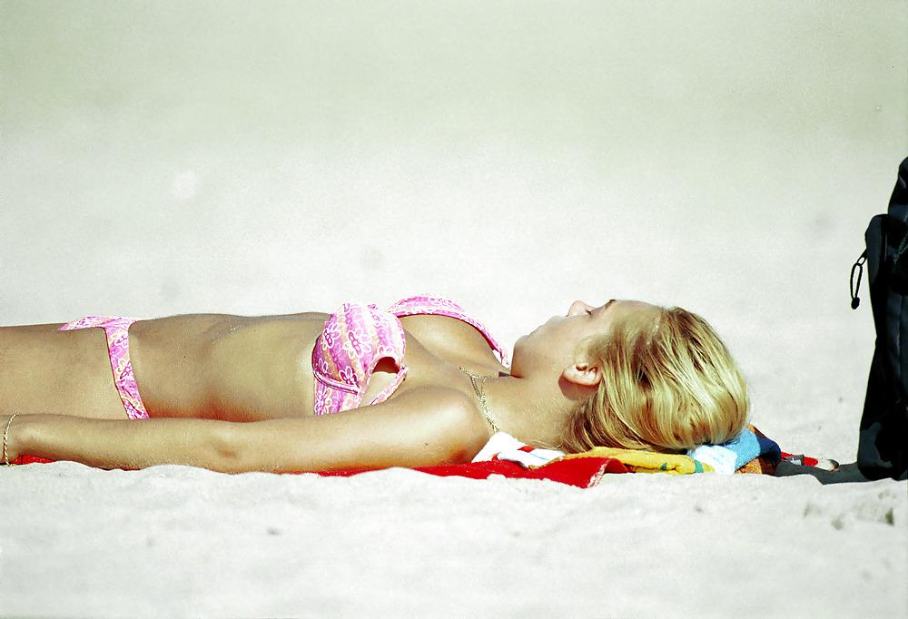 24P Sweet beach girls