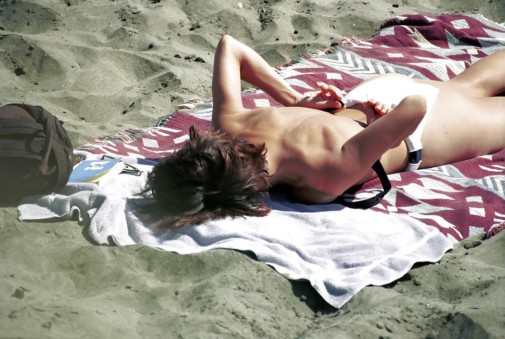24P Sweet beach girls