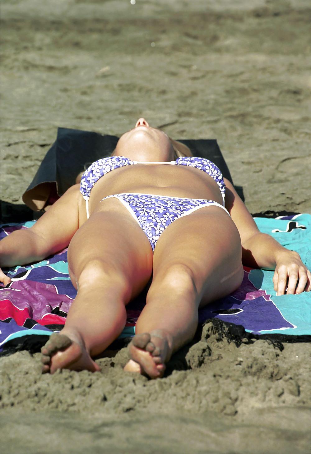 24P Sweet beach girls