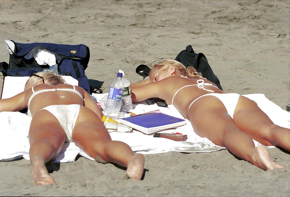 24P Sweet beach girls