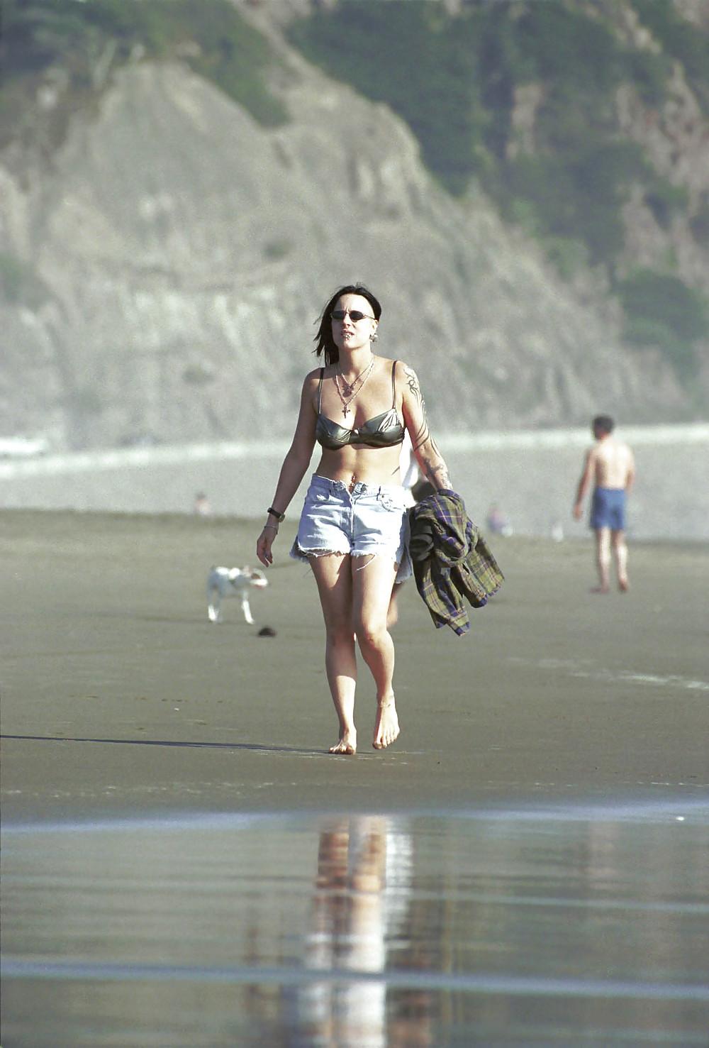 24P Sweet beach girls