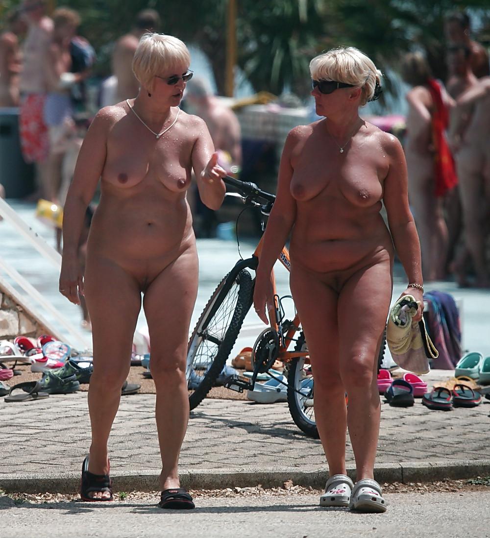 20P Naked beach 134.