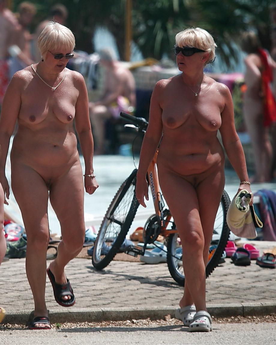 20P Naked beach 134.