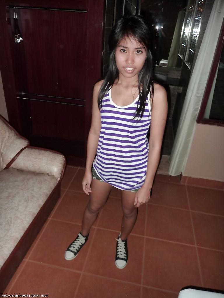 16P Slutty thai babe with sexy ass and tiny tits gives a handjob