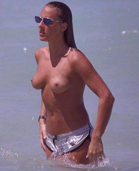 20P Naked beach 140.