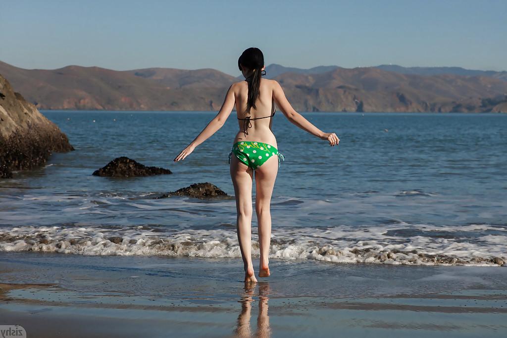 12P Pale skinned amateur babe Paris Moffer stroking her clit on the beach