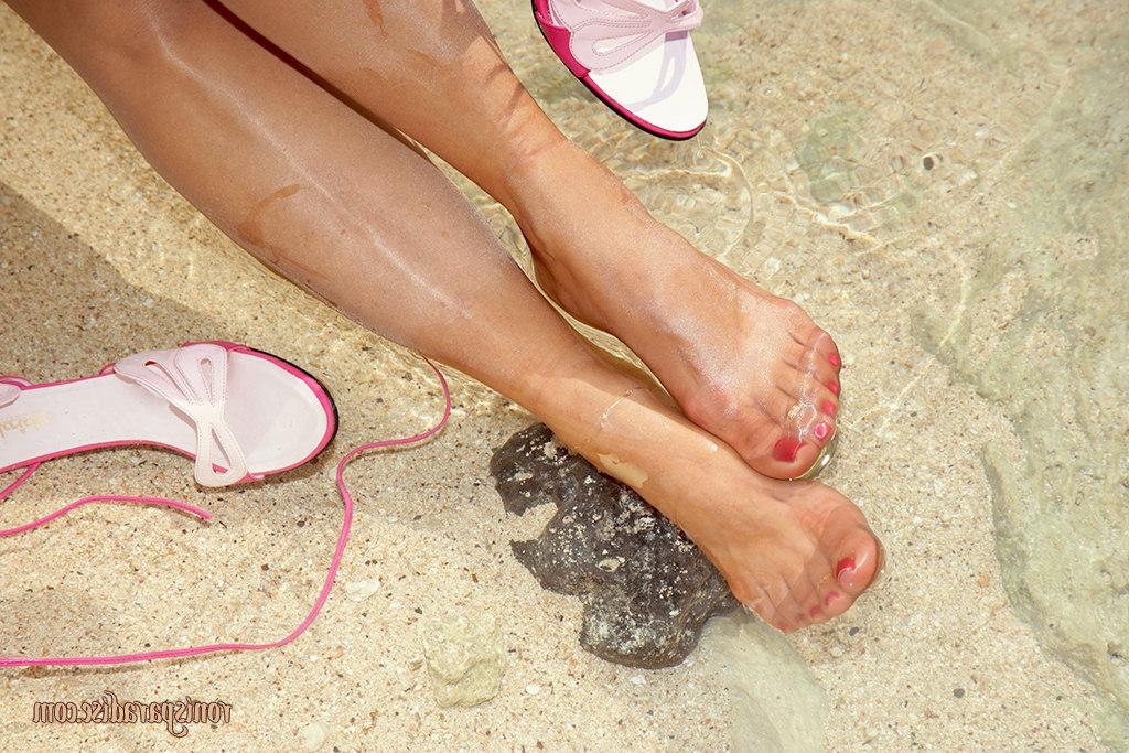 16P Astounding mature Roni getting naked and masturbating on the beach