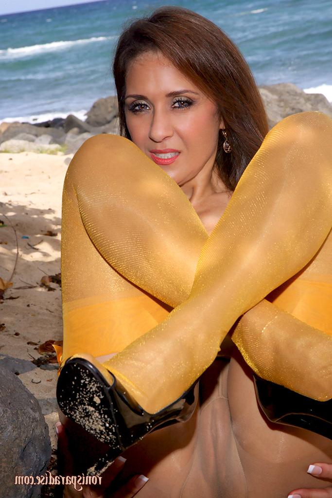 16P Die exquisite reife Roni zieht sich am Strand bis auf ihre Strapsstrümpfe aus