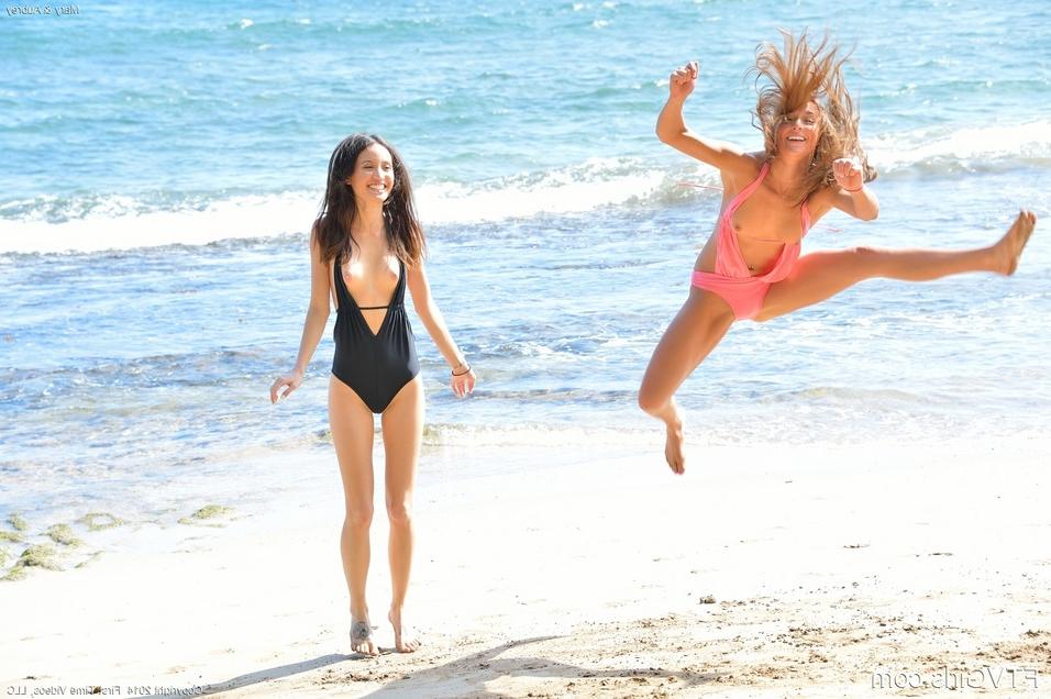 16P Two slim brunette babes get completely naked and make out at the beach