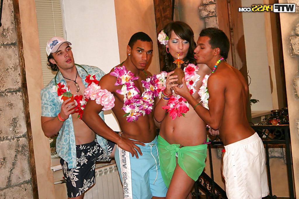 16P Drunk floosie has a foursome sex party with well-hung lads