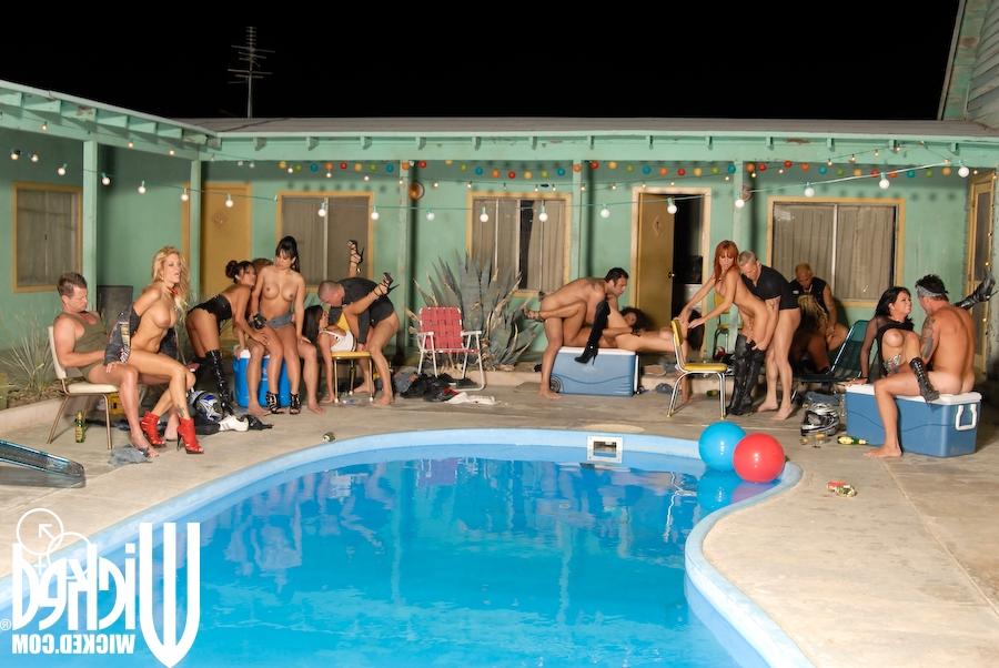 16P Fuckable MILFs with big tits and hot asses are into hardcore groupsex